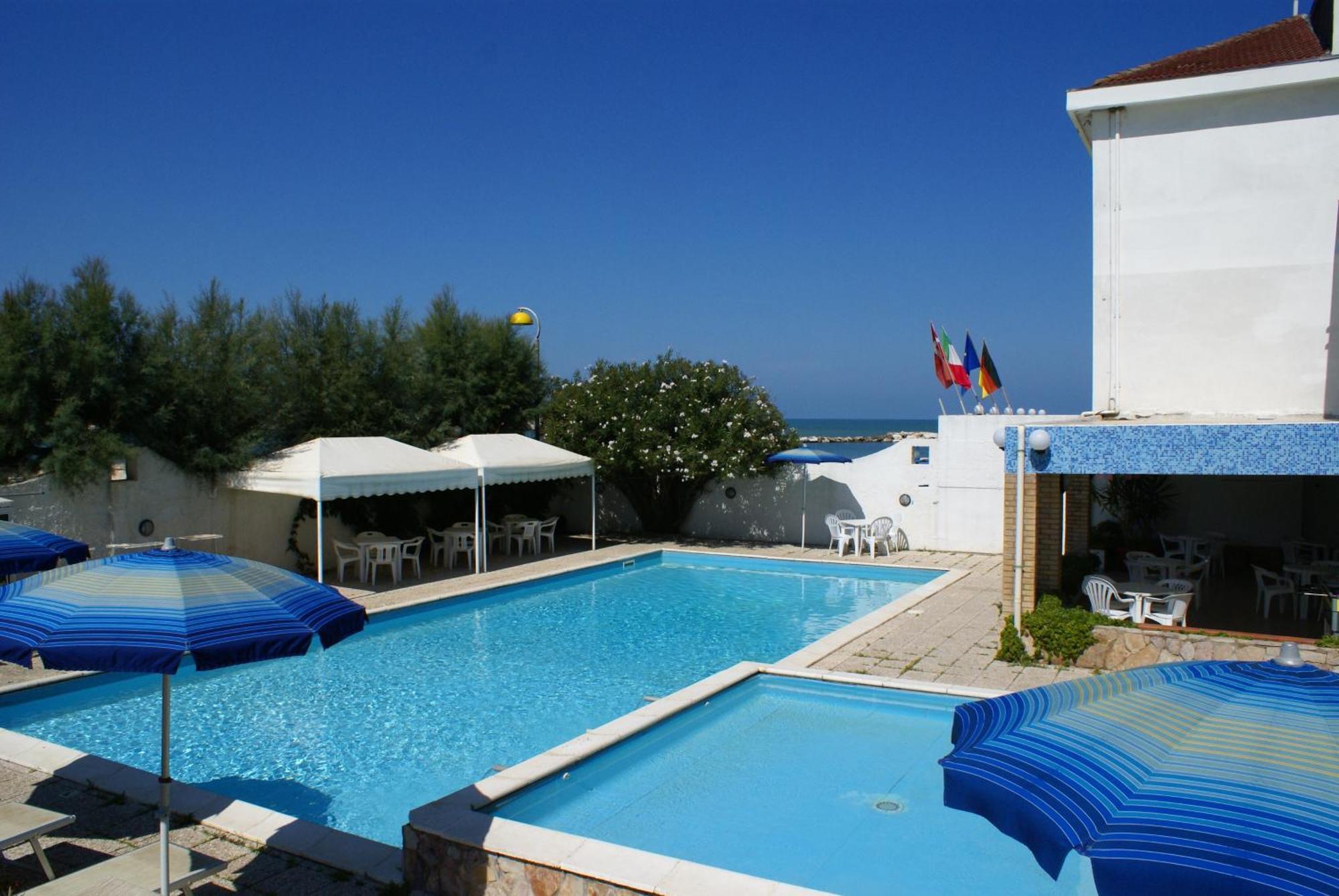 Hotel Strand Марина ди Монтенеро Екстериор снимка