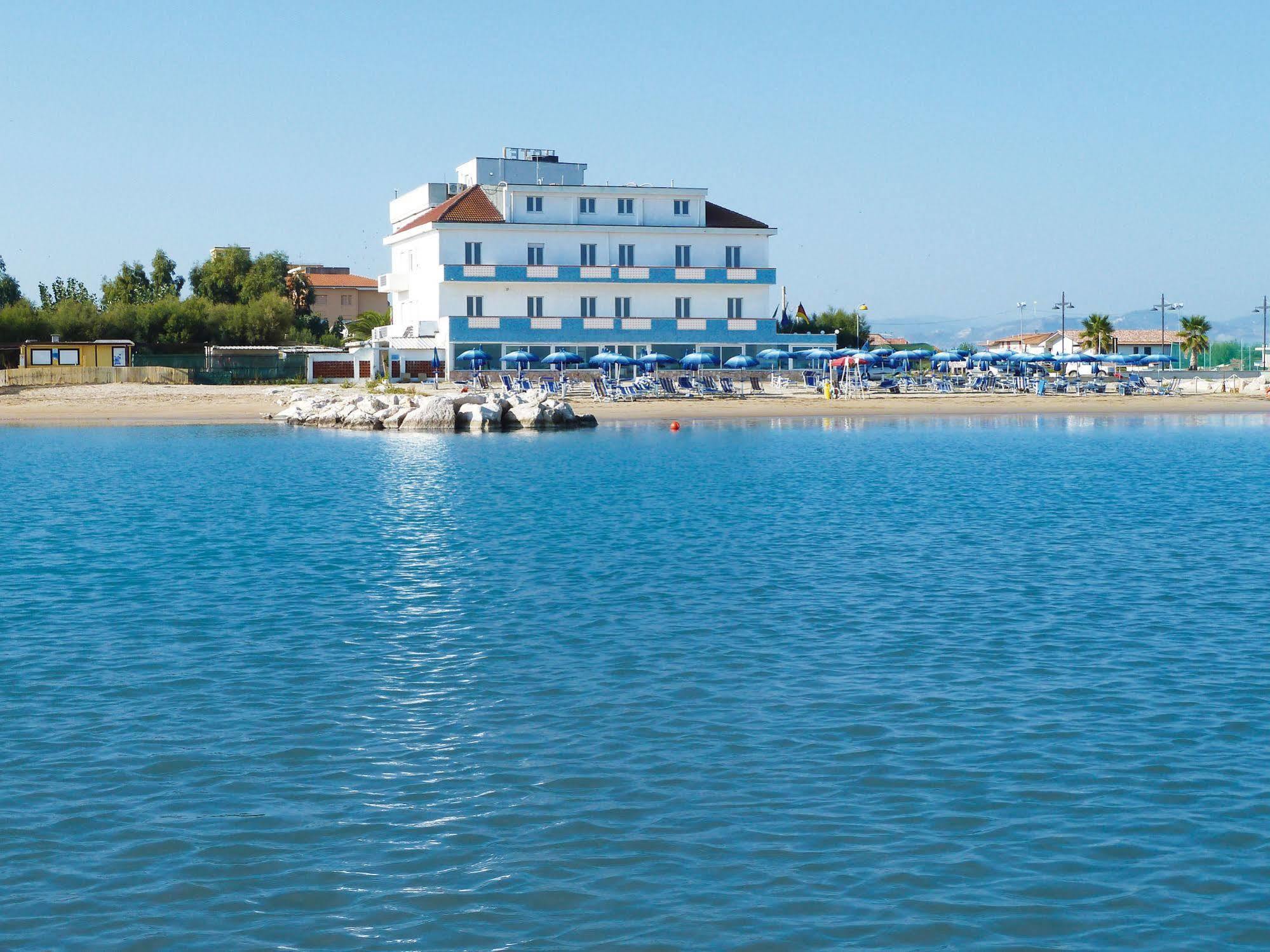 Hotel Strand Марина ди Монтенеро Екстериор снимка