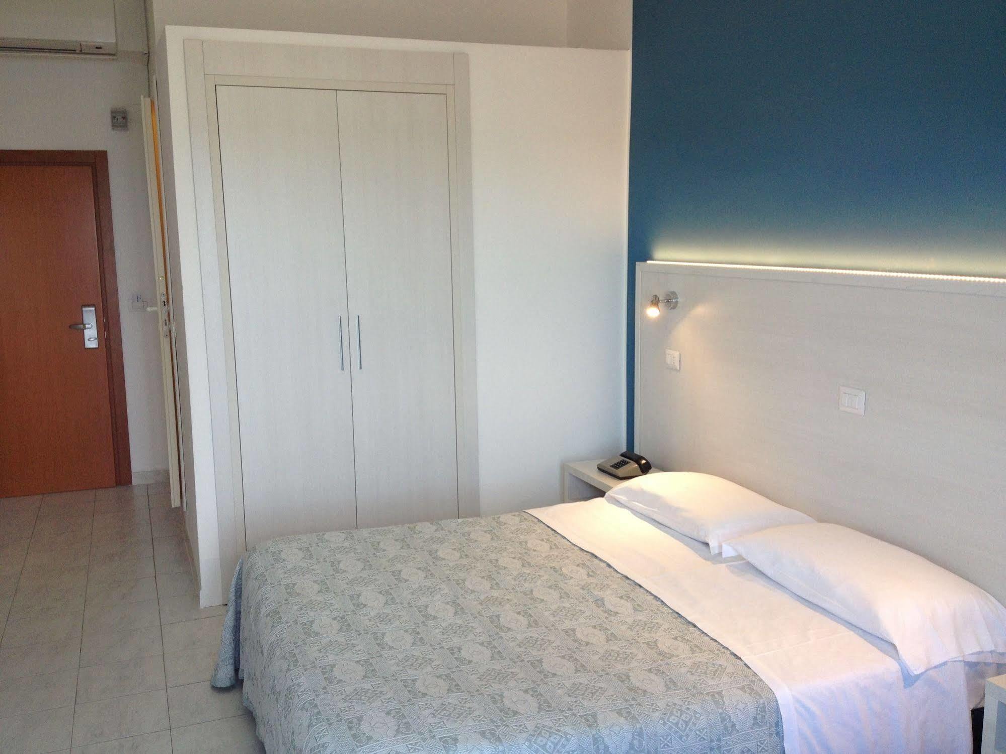Hotel Strand Марина ди Монтенеро Екстериор снимка