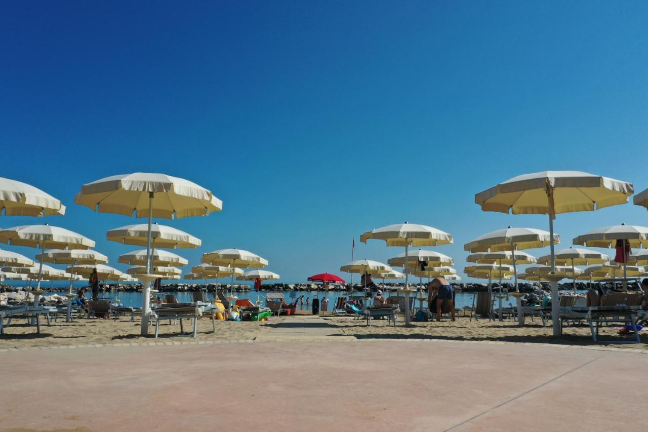 Hotel Strand Марина ди Монтенеро Екстериор снимка